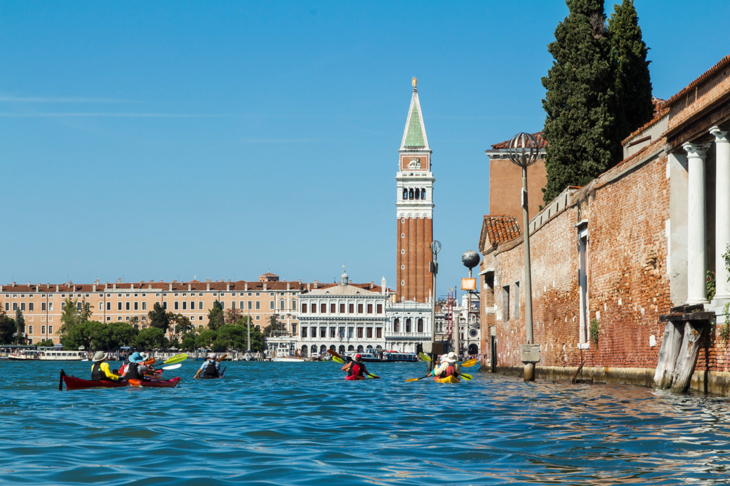 Kayaking tour arrives in Venice